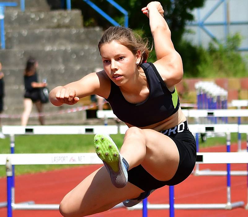 Atletická bitva tří krajů. Tu hostily o víkendu v rámci 1. kola OMD dorostu a juniorů Karlovarského, Plzeňského a Jihočeského kraje Karlovy Vary.