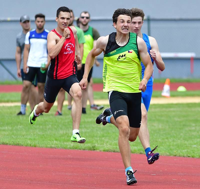 Atletická bitva tří krajů. Tu hostily o víkendu v rámci 1. kola OMD dorostu a juniorů Karlovarského, Plzeňského a Jihočeského kraje Karlovy Vary.