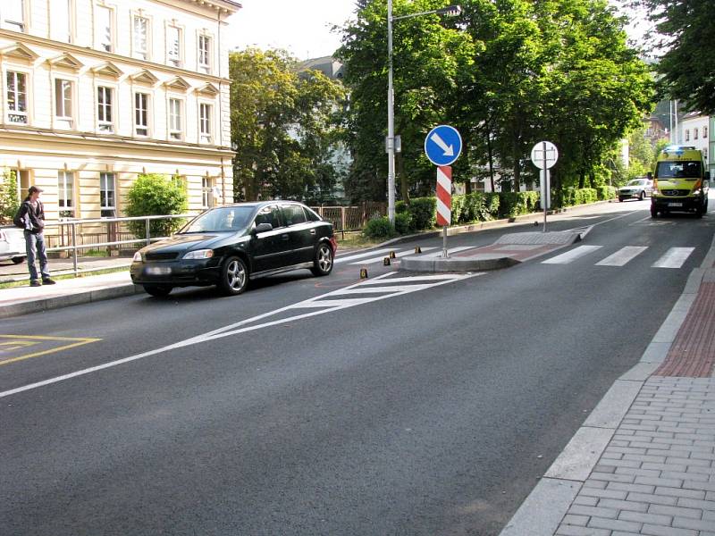 Auto před školou srazilo devítiletého školáka