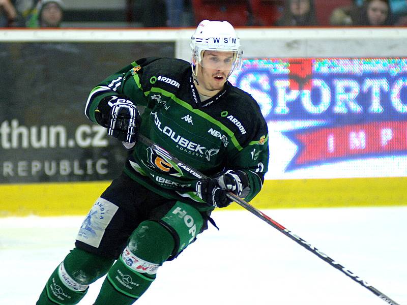 Hokejisté HC Energie (v zeleném) hostili Jihlavu. Jaromír Kverka