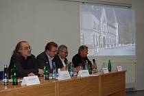 Tisková konference, na které KMV představily projekt na revitalizaci Lázní Kyselka
