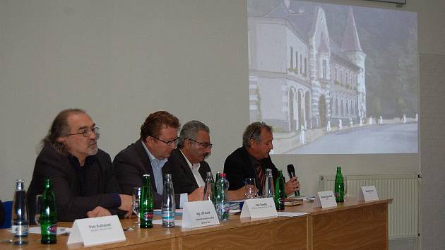 Tisková konference, na které KMV představily projekt na revitalizaci Lázní Kyselka