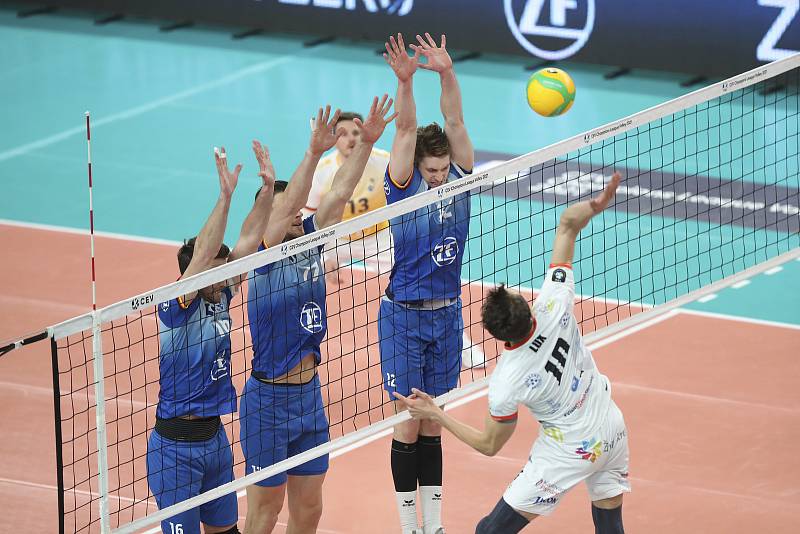 V úvodním duelu skupiny B v italském Trentu Karlovarsko nestačilo na německý velkoklub VfB Friedrichshafen, kterému podlehlo 1:3 na sety.