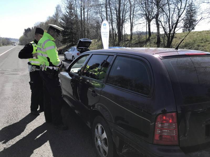 Během prodlouženého víkendu zvýšili policisté dohled na silnicích a uspořádali dopravně bezpečnostní akci. Foto: (pčr)