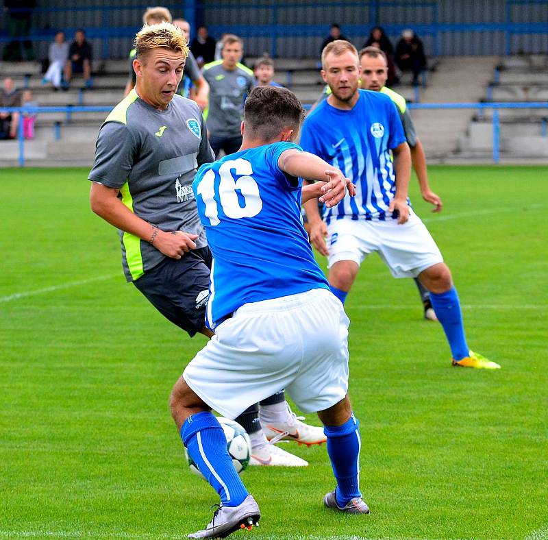 Cennou výhru 1:0 ukořistil před svými fanoušky ostrovský FK, který udolal v poměru 1:0 Mostecký FK (v šedém).