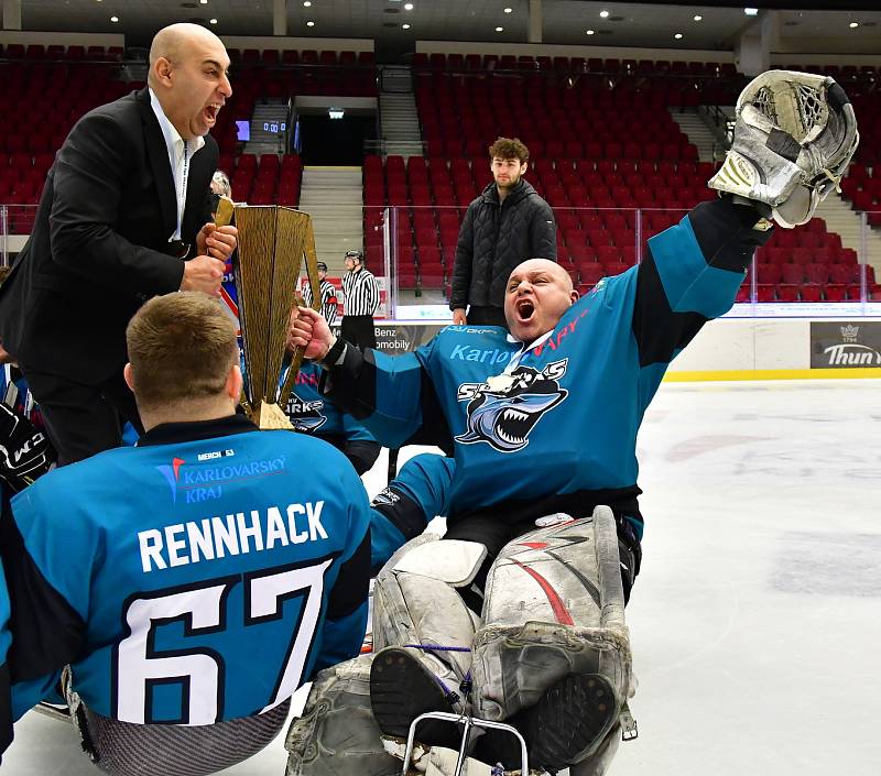 Para hokejisté SKV Sharks Karlovy Vary uhájili para hokejový trůn. V KV Aréně obstál nejlepší tým základní části i ve druhé finálové bitvě, ve které slavil výhru 6:3 nad Zlínem.