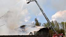 Požár továrny na lepenku napáchal škodu za 10 milionů. S rozsáhlým požárem jedné z výrobních hal bojovalo několik jednotek hasičů.