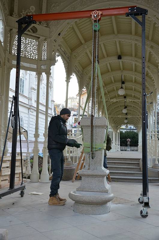 Sadový pramen změnil v rámci rekonstrukce kolonády své místo. Na začátku listopadu restaurátor Miroslav Žán umísťoval s asistentem do kolonády nový sokl a na něj očištěnou sochu Hygie.