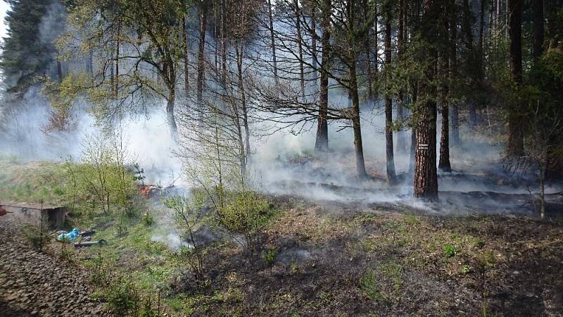 Likvidace požáru u železniční trati u Ostrova