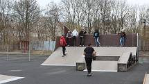 Ostrovský skatepark je opět otevřený. V sobotu zde dováděli kluci na koloběžkách.