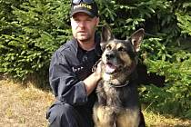 Policejní psovod se psem Wigem, přispěli k záchraně dívky.