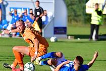 Fotbalisté z Karlovarského kraje se přece jen dočkali. Dnes se budou moci navrátit na své fotbalové stadiony, na kterých však budou muset dodržovat přísná hygienická opatření.