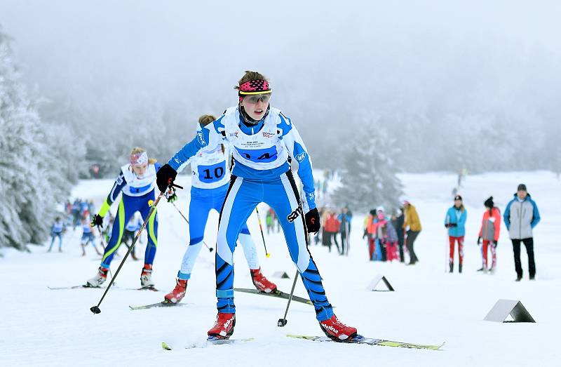 Sportovci v trikotu Karlovarského kraje si řádně užívají zimní olympiádu dětí a mládeže,