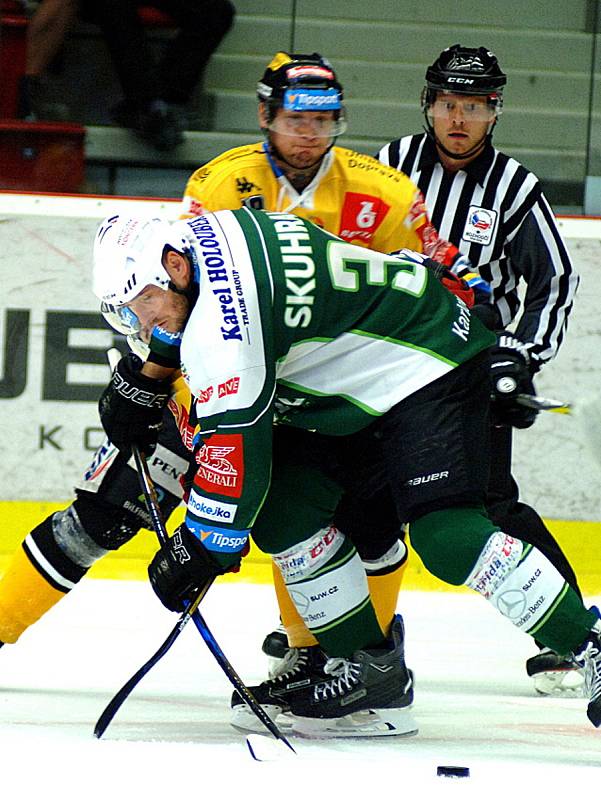 Hokejisté karlovarské Energie (v zeleném) porazili na vlastním ledě Litvínov 5:1.