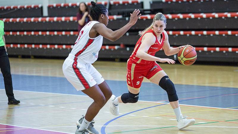 Utkání o třetí místo českého poháru v basketbalu žen, Final 4 v Karlových Varech, BS DSK Basketball Nymburk KV - BLK Slavia Praha (v červených dresech).