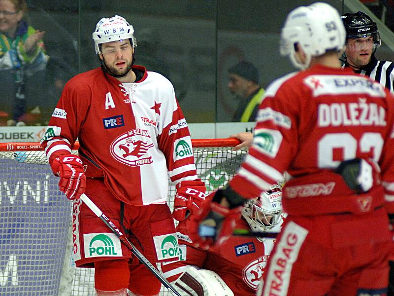 Hokejisté HC Energie (v bílém) hostili Slavii Praha