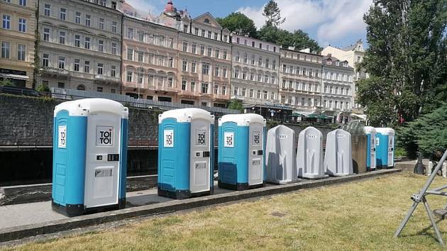 Prostranství u Thermalu bude při slavnostním zahájení filmového festivalu zdobit řada mobilních záchodů.