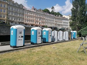 Prostranství u Thermalu bude při slavnostním zahájení filmového festivalu zdobit řada mobilních záchodů.