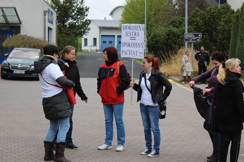 Zdravotní sestry protestovaly před jednáním krajského zastupitelstva Karlovarského kraje proti nízkým platům.