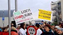 Demonstrace lékařů před Krajským úřadem.