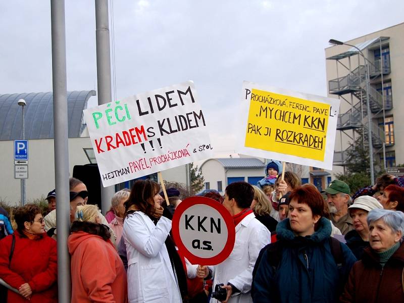 Demonstrace lékařů před Krajským úřadem.