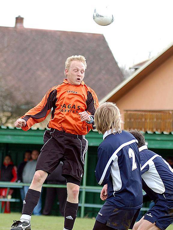 Fotbalový reparát složili v domácím prostředí v duelu s Loktem (v modrém) fotbalisté Sedlece (v oranžovém), když soupeře ze Sokolovska porazili v poměru 4:2.