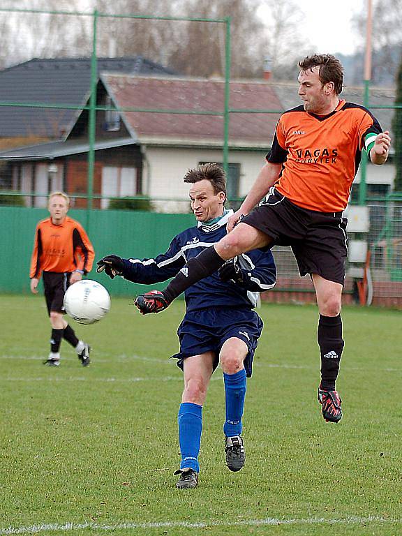 Fotbalový reparát složili v domácím prostředí v duelu s Loktem (v modrém) fotbalisté Sedlece (v oranžovém), když soupeře ze Sokolovska porazili v poměru 4:2.