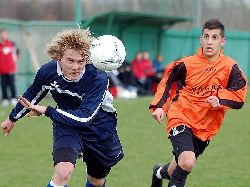 Fotbalový reparát složili v domácím prostředí v duelu s Loktem (v modrém) fotbalisté Sedlece (v oranžovém), když soupeře ze Sokolovska porazili v poměru 4:2.