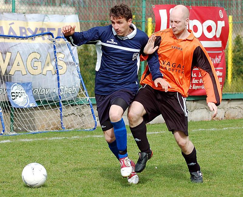 Fotbalový reparát složili v domácím prostředí v duelu s Loktem (v modrém) fotbalisté Sedlece (v oranžovém), když soupeře ze Sokolovska porazili v poměru 4:2.