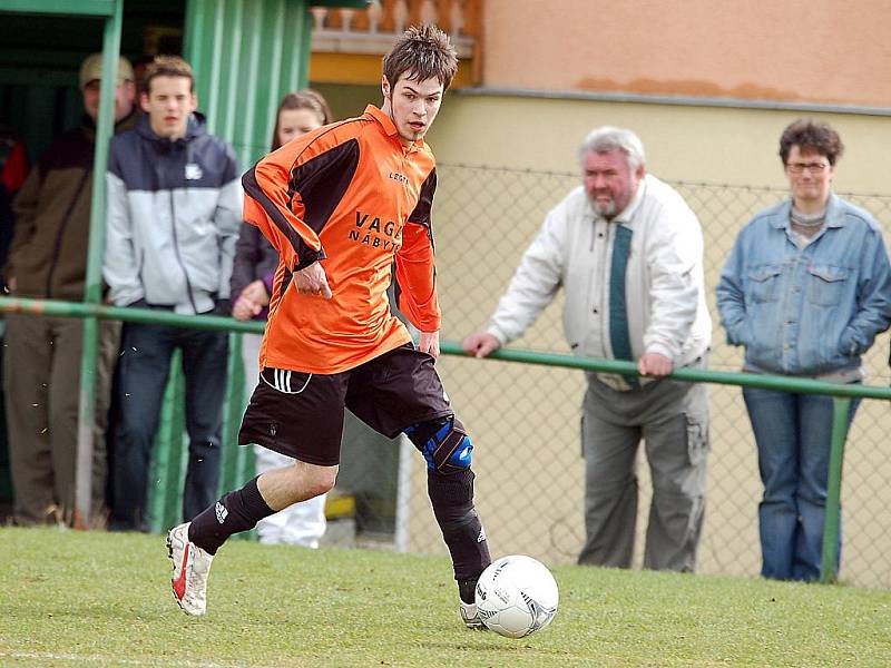 Fotbalový reparát složili v domácím prostředí v duelu s Loktem (v modrém) fotbalisté Sedlece (v oranžovém), když soupeře ze Sokolovska porazili v poměru 4:2.