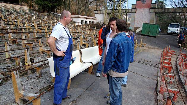 V sobotu se mohli poprvé dobrovolníci zapojit do rekonstrukce karlovarského letního kina
