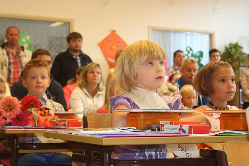 V Karlovarském kraji začal nový školní rok. Zaznamenali jsme zahájení školního roku v základních školách v Dolním Žandově, Lokti a před ZŠ Dukelská v Karlových Varech.