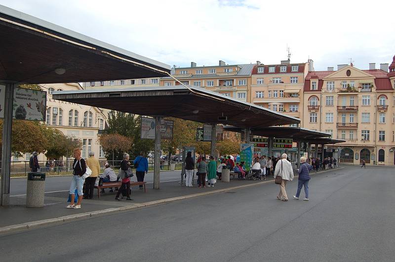 Na Rozcestí U Koníčka v Karlových Varech má vzniknout nový dopravní terminál. Nástupiště k autobusům mají být nově uprostřed vozovky. Změnou má projít i autobusové nádraží u Tržnice.