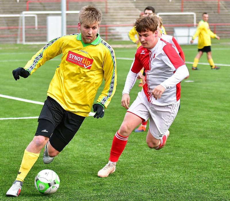 Souboj rezerv ovládla karlovarská Slavia, která porazila Březovou B (ve žlutém) 5:0.