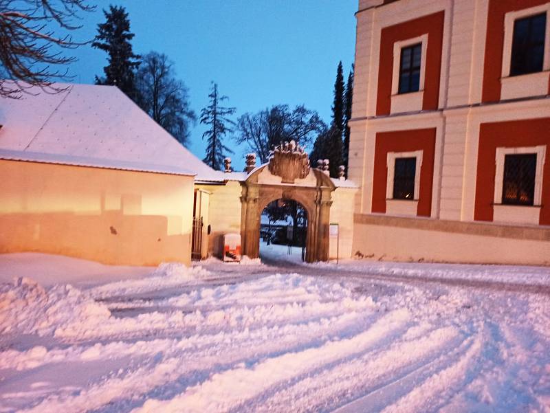 Posledních několik dní nabízí skutečné nádherné scenérie, a to nejen v takzvaném Westendu v Karlových Varech, kde se nachází i pravoslavný chrám svatého Petra a Pavla, ale i v památkově chráněné zóně v Ostrově.