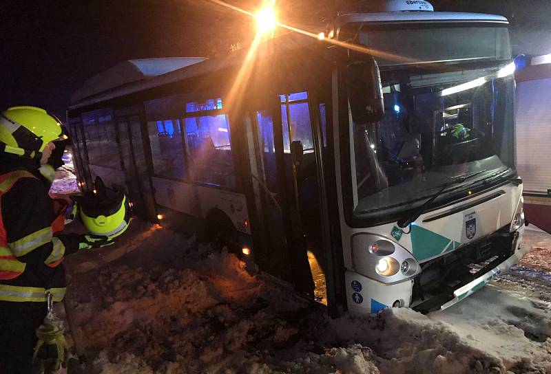 Havárie autobusu linkové dopravy v Ostrově na Karlovarsku.