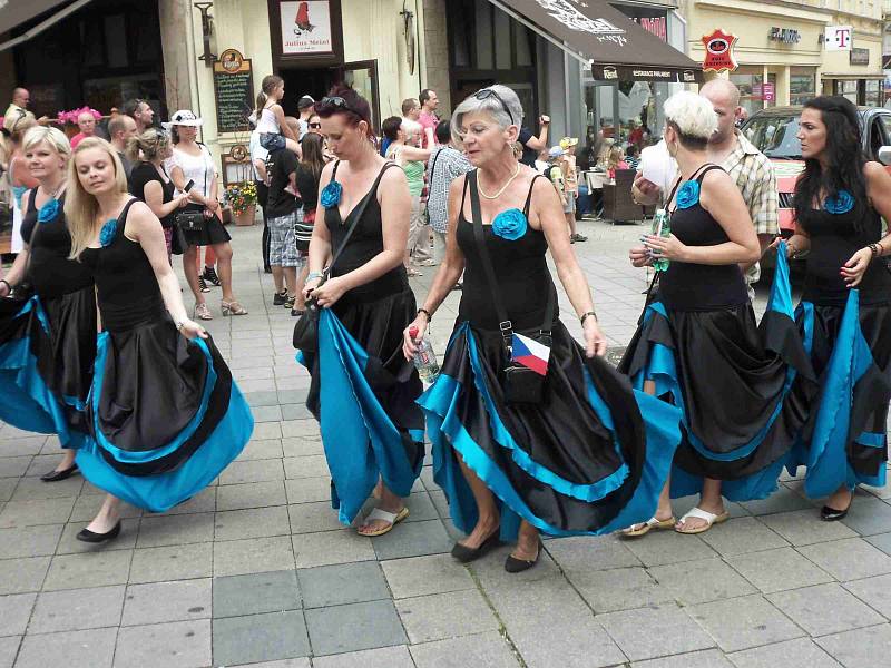 Karlovarský karneval a pestrobarevný průvod roztodivných bytostí.