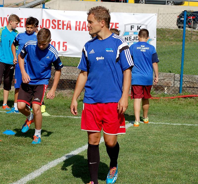 Nejdek žil po celý týden fotbalovým kempem Josefa Hamouze Nejdek – Pět dní. Tak dlouho trval na nejdeckém stadionu premiérový fotbalový kemp Josefa Hamouze, tedy nejdeckého odchovance a například mistra ligy v dresu Slovanu Liberec. Kempu se zúčastnilo ce