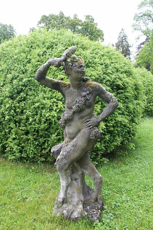 Kopie soch Matyáše Brauna zůstávají v zámeckém parku.