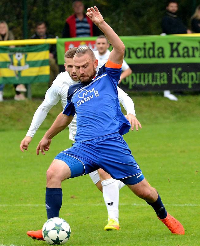 Krajské divizní derby nevyšlo hráčům Mariánských Lázní (v bílém) podle jejich představ, když museli skousnout potupnou prohru 0:6.