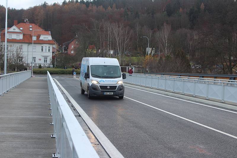 Řidiči si oddechnou, nový Dvorský most už je hotový.