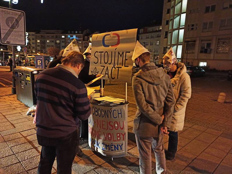 Podle organizátorů happeningu dělá vláda přešlapy - zmínili kauzu s Bečvou, zrušení super hrubé mzdy i personální změny v radě České televize.