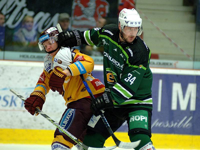 Hokejisté HC Energie (v zeleném) hostili Jihlavu. Václav Skuhravý a Petr Hubáček