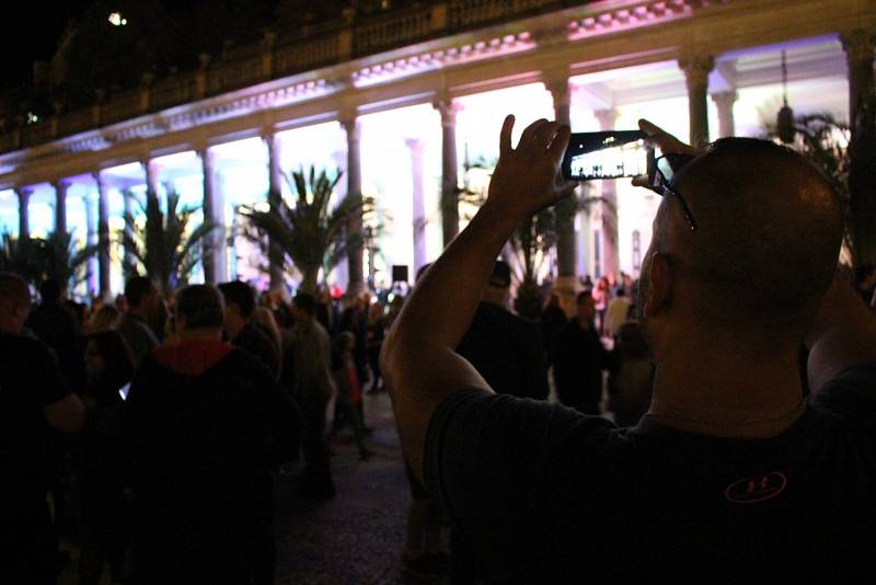 Festival světla VaryZáří, letos na počet 100. výročí vzniku státu.