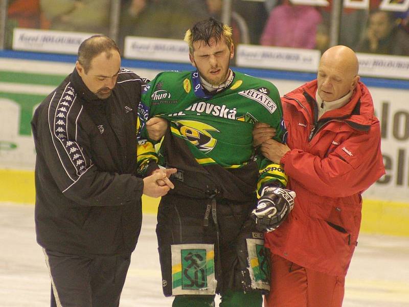 Tvrdost utkání poznal i hráč Energie Vítězlav Bílek, kterého po jednom ataku budějovického hráče odvedli z ledu.