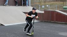 Ostrovský skatepark je opět otevřený. V sobotu zde dováděli kluci na koloběžkách.