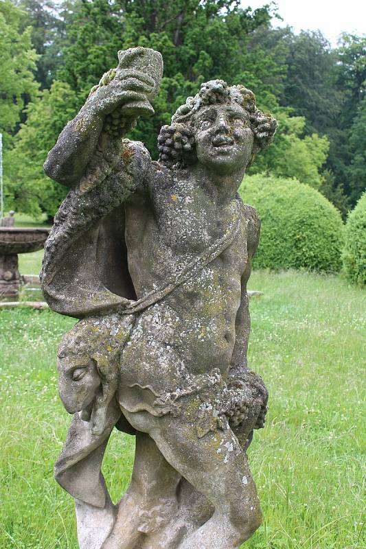 Kopie soch Matyáše Brauna zůstávají v zámeckém parku.
