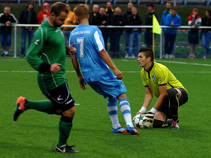 Chebská derby mezi hvězdou (v modrém) a mužstvem FC Cheb skončilo bez branek. Zápas rozhodly až pokutové kopy.