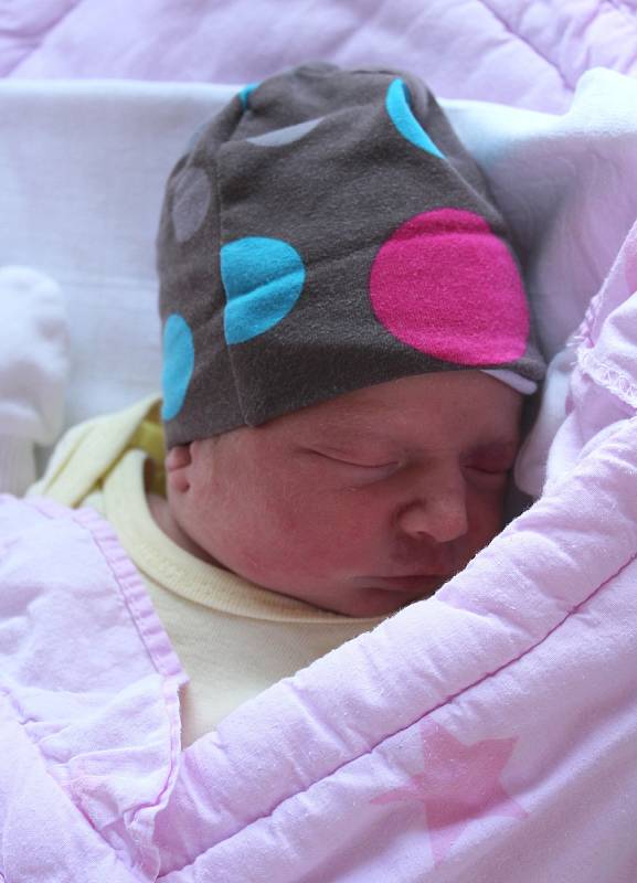 Adéla Nádeníková se narodila 25. února v 5:52 rodičům Markétě a Petrovi z Chotiné. Po příchodu na svět ve FN na Lochotíně vážila sestřička tříleté Nikolky 2590 gramů a měřila 47 centimetrů.