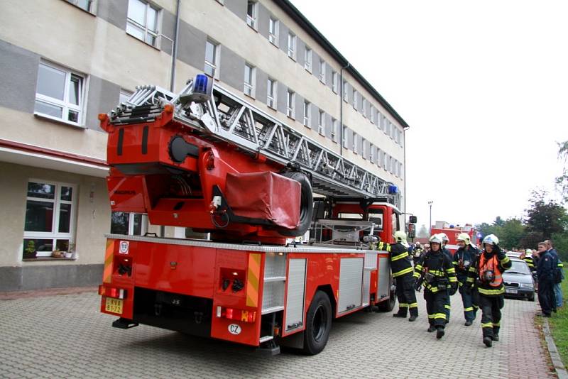 Fiktivní požár ve škole a farní charitě. To byl scénář testu, při kterém si hasiči vyzkoušeli evakuaci studentů